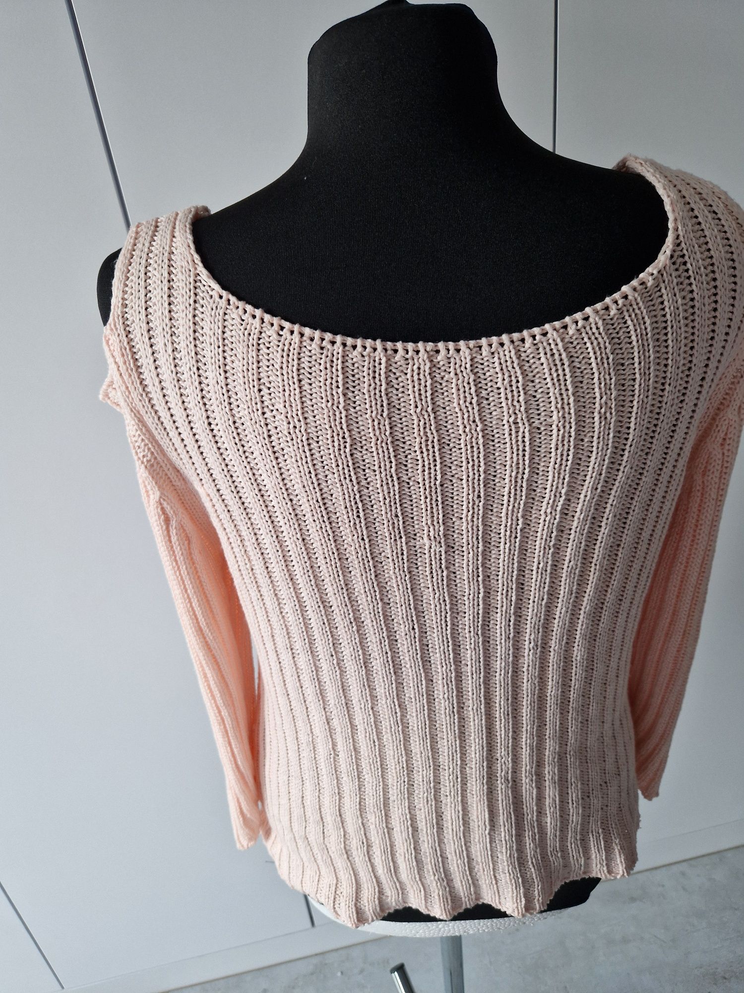 Morelowy sweter z wyciętymi ramionami 36 s