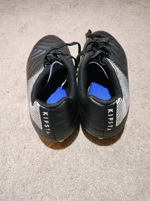 Chuteiras azuis e pretas