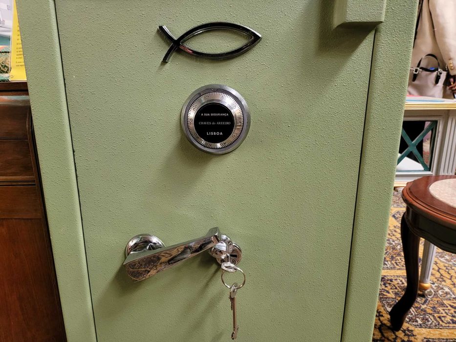 Cofre de marca Chaves do Areeiro - Com chave e código