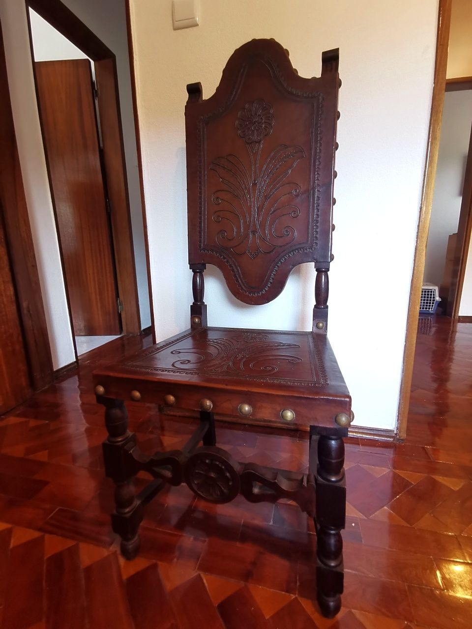 Vendo conjunto mesa de jantar+ 4 cadeiras - madeira maciça