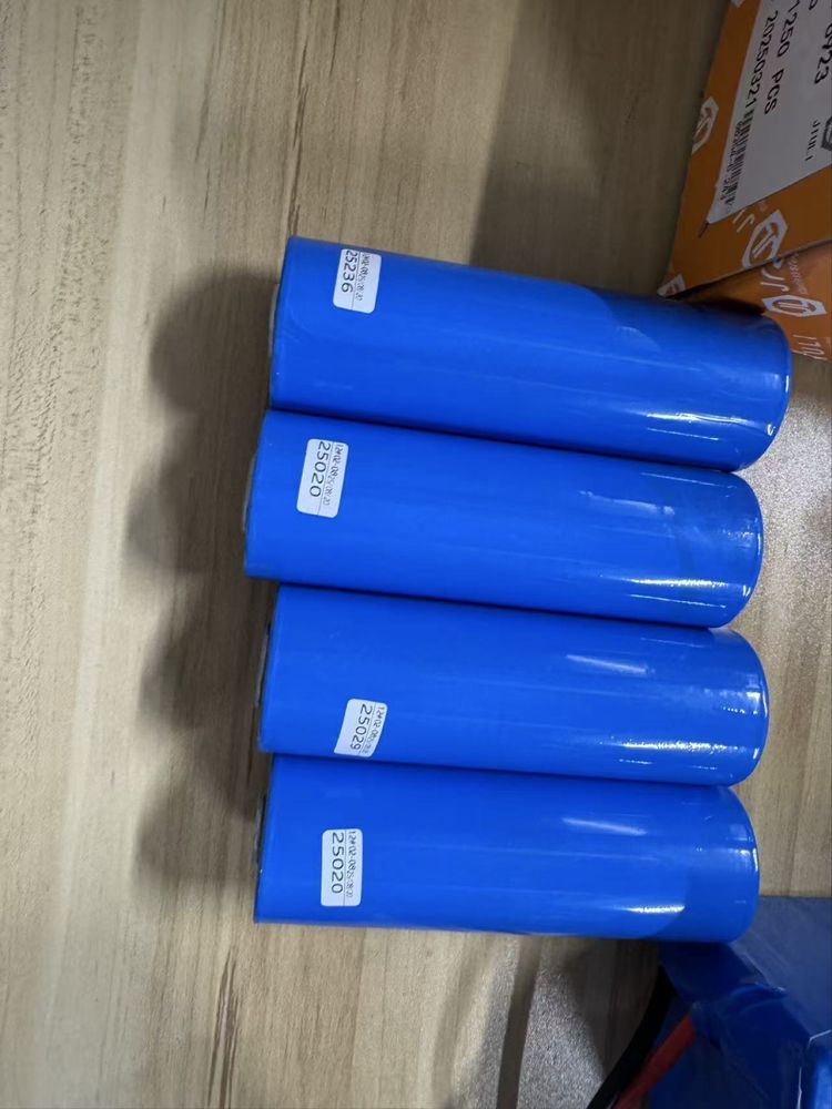 Аккумуляторы LiFePO4 46135 (25Ah, 3.2V) от компании CATL.