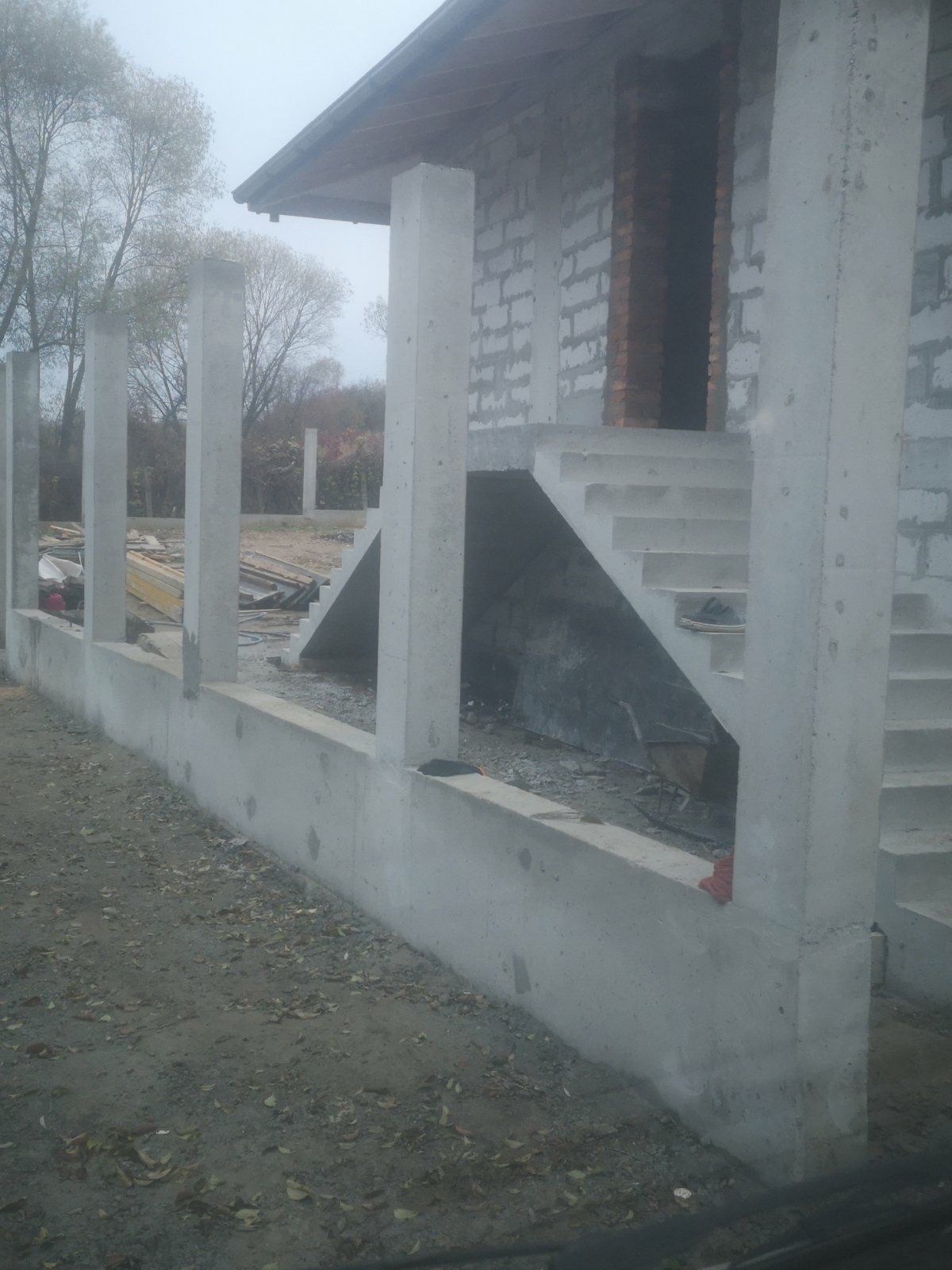 Паркан огорожа бетонна підпірна стіна бетонні  стовпці колони