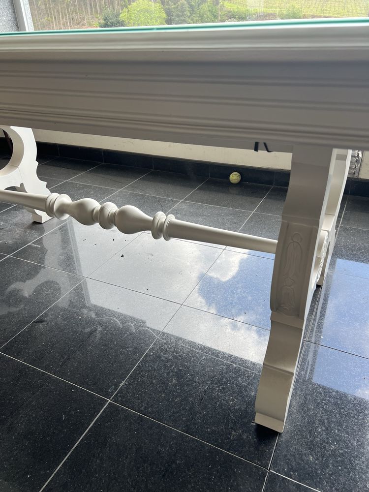 Mesa branca clássica com madeira branca e vidro