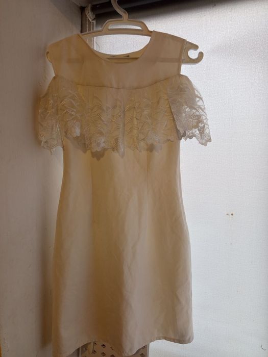 Біле плаття з мережкою