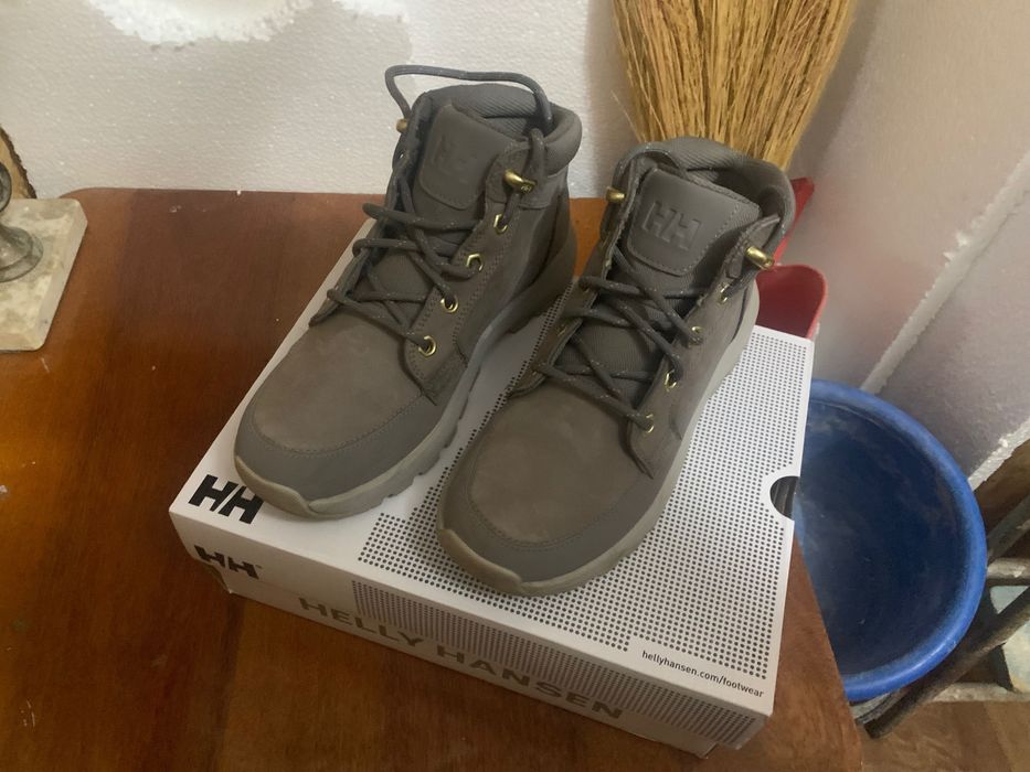 Продам зимові водонепроникні черевики  унісекс 40 р фірми НН