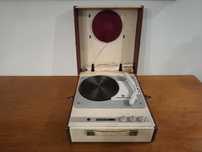 Stary sprawny gramofon.
