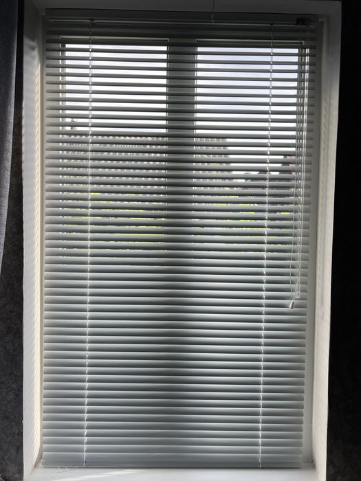 Горизонтальні металеві білі жалюзі