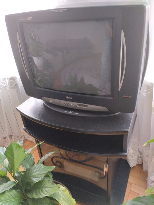 Продам телевізор LG, разом із тумбочкою