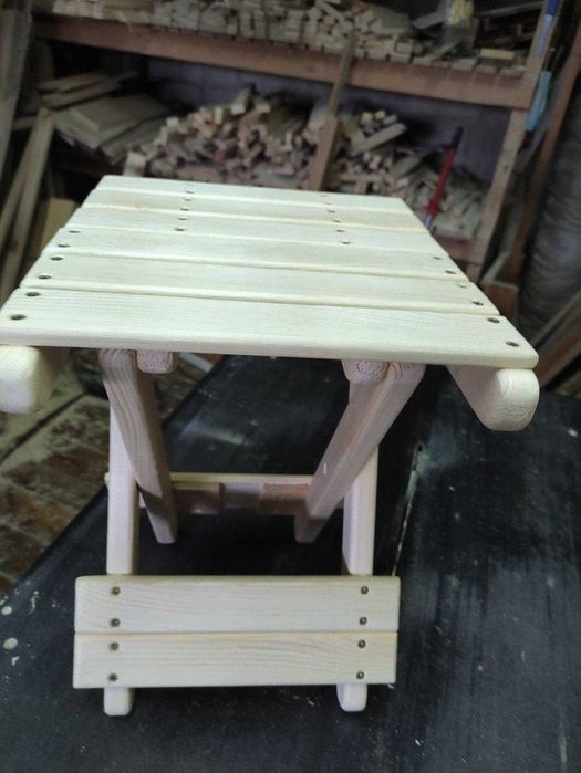 Маленькая крепкая аккуратная табуреточка