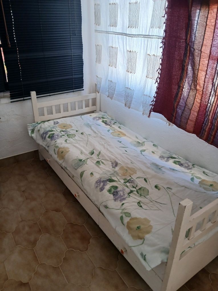 Cama de solteiro com gavetas