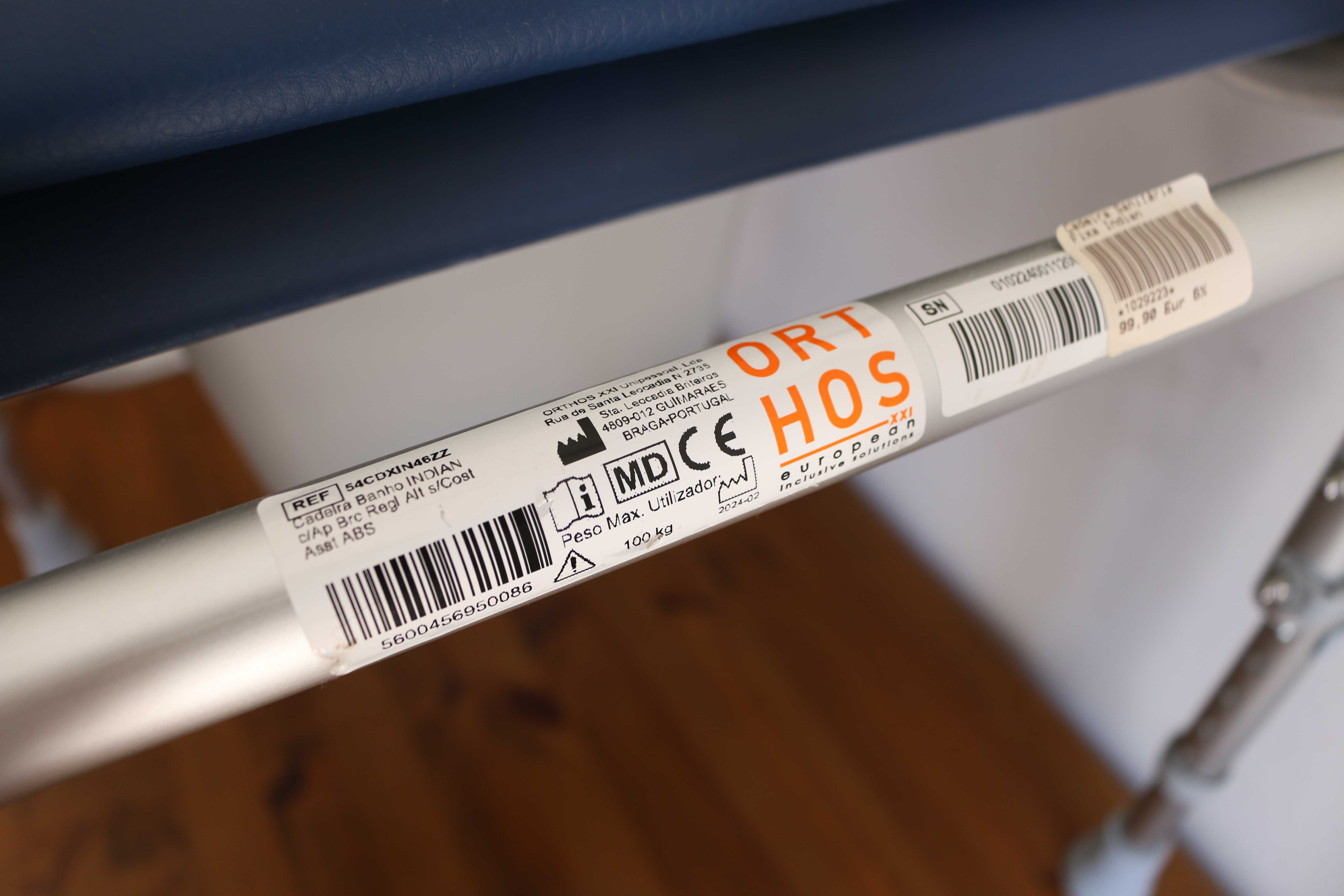 cadeira sanitária fixa prateada