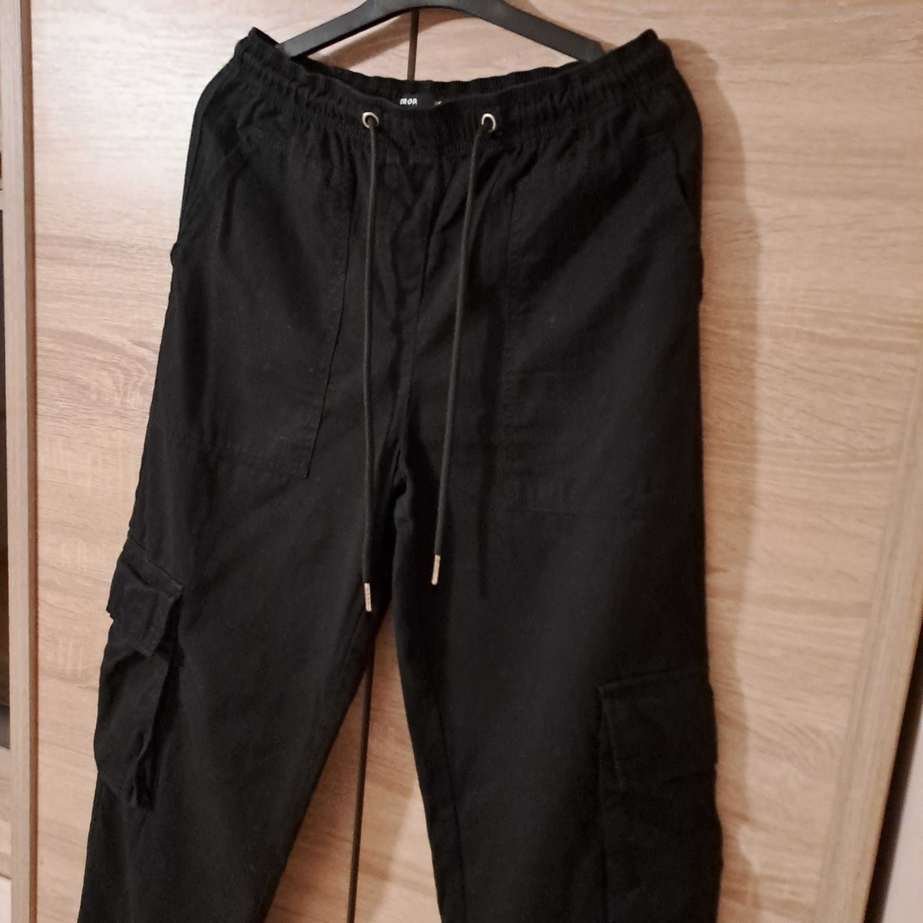 Spodnie cargo damskie czarne Cropp / rozmiar 34