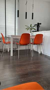 Pomarańczowe modne krzesła