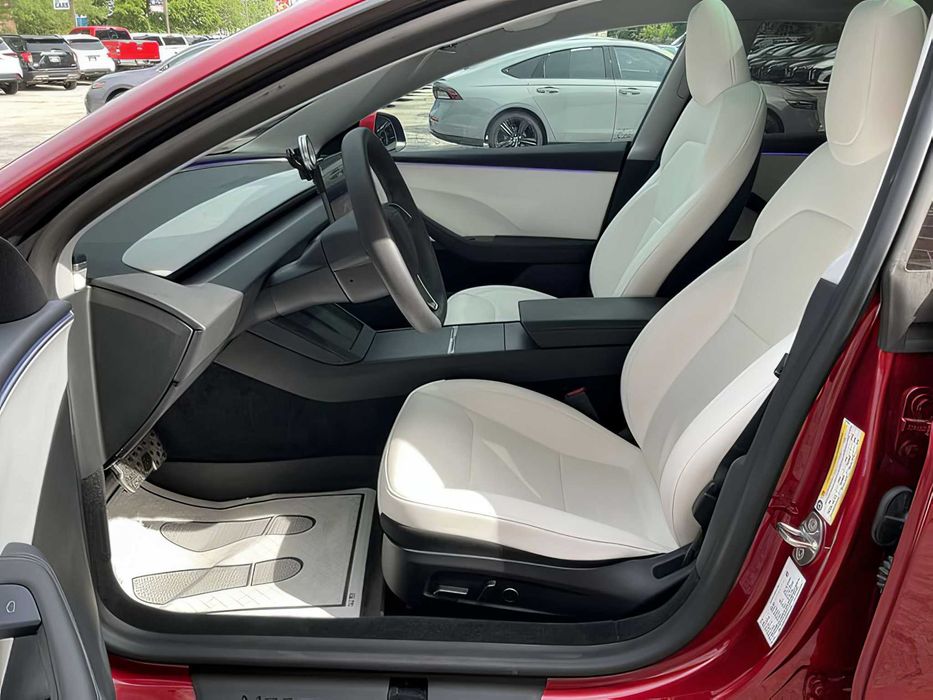 Tesla Model 3      2024