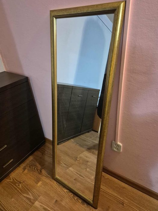 Lustro w złotej ramie