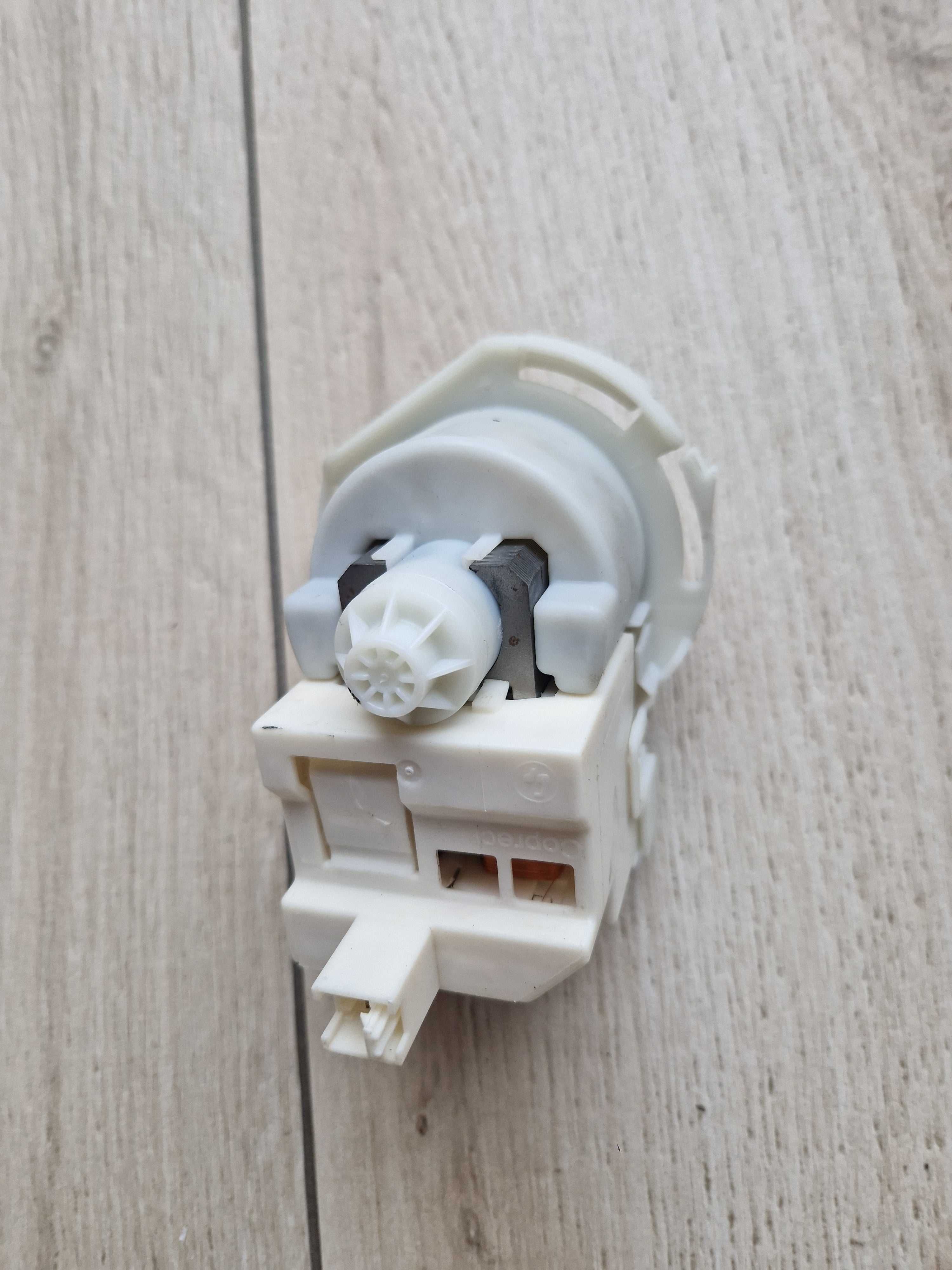 Silnik pompy odpływowej do zmywarki Hotpoint LSTF 9M124 C EU,