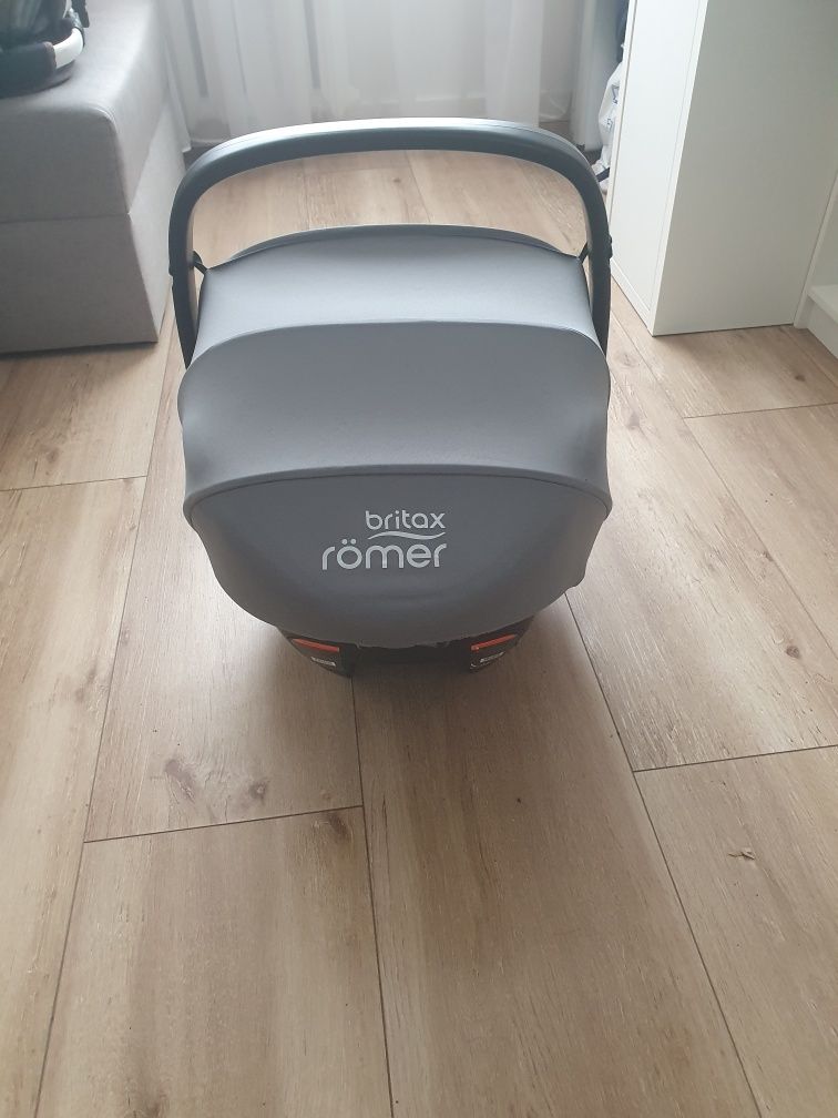 Fotelik z bazą Britax Romer