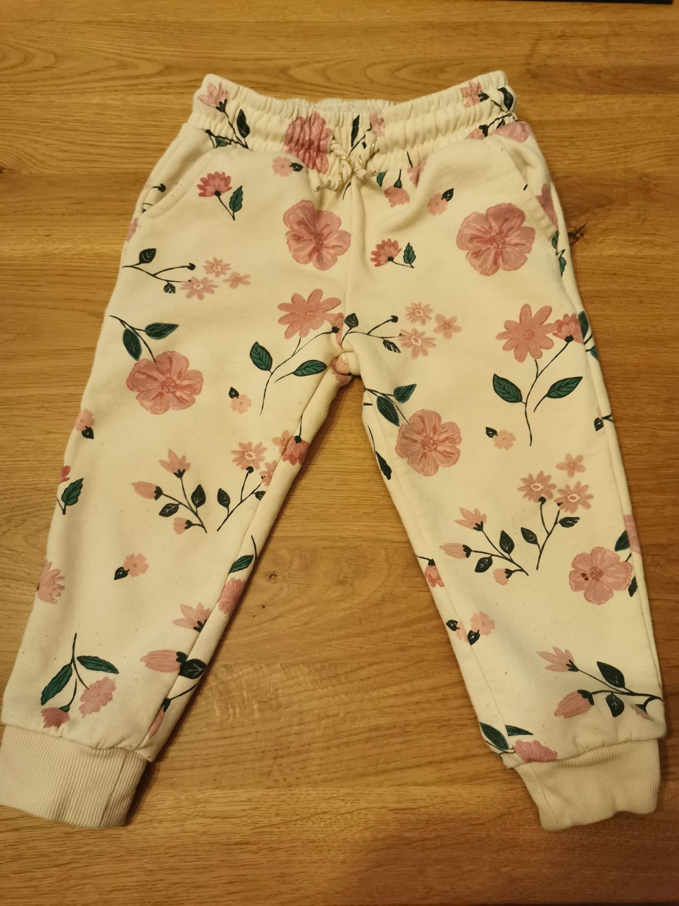 Spodnie dresowe r 98