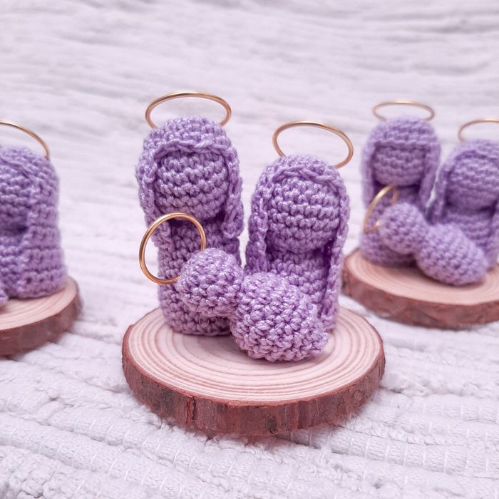 Mini presépio feito em croche, com base de madeira