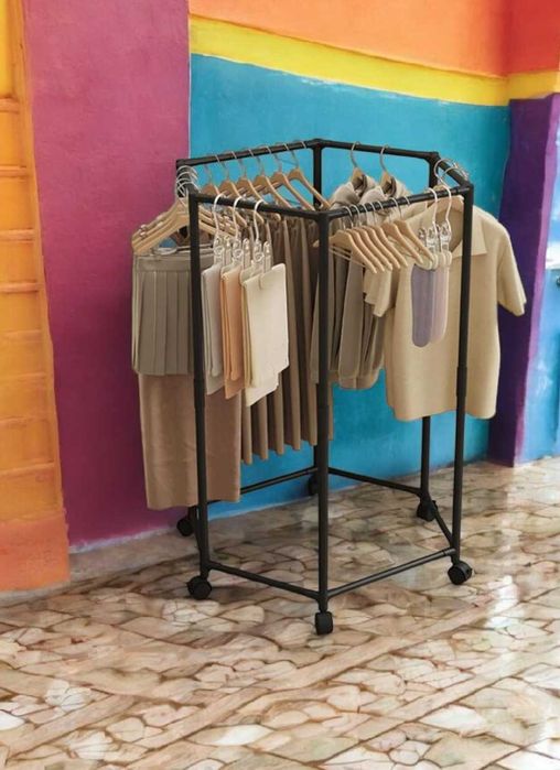 Підлогова вішалка для одягу на колесах поворотна