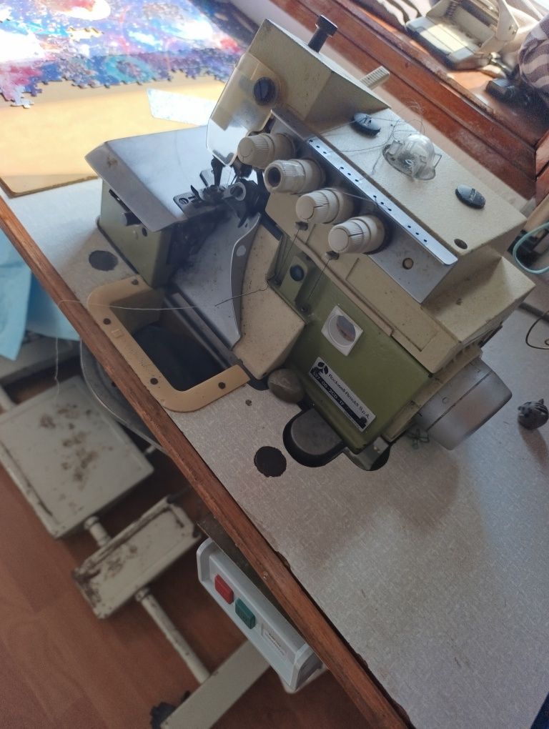 Máquina de costura motor e novo.