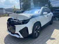 BMW iX 50 mpakiet autopilot jeździ