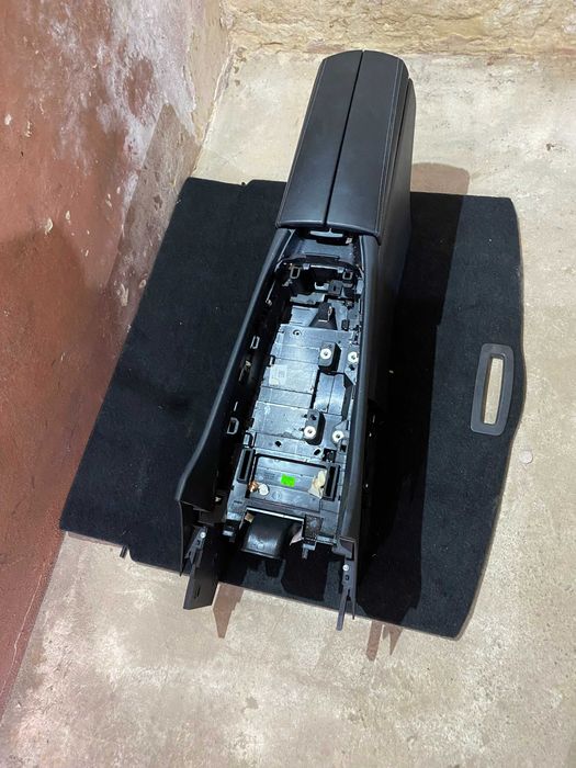 Центральна консоль підлокітник Nissan Rogue t33 2020-2024