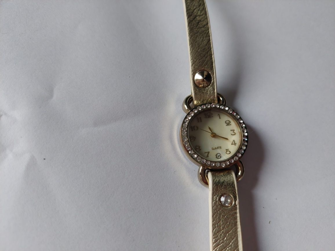 Zegarek w perłowo-zlotym kolorze na rękę cyfry Arabskie