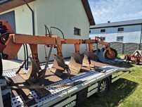 Pług wahadlowy Famarol Słupsk 4 skibowy  bardzo dobry do łąk  i nieuzy