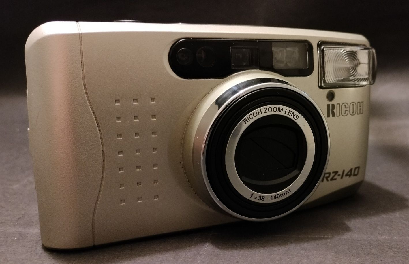 Máquina fotográfica Ricoh RZ-140 (analógica)