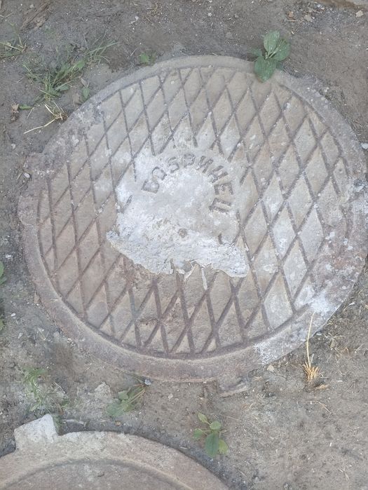 Продам 2 каналізаційні люки з замками, без обідків