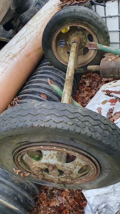 Oś z kołami do przyczepy