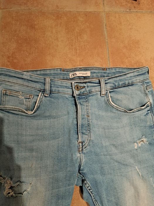 Dżinsy Zara z przetarciami custom drip drill jasnoniebieskie