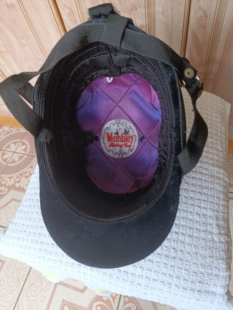 Kask jeździecki czarny Wembley roz 56.