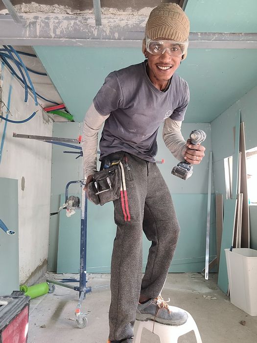 Faço pequeno  trabalho de pladur parte de barar pintura interna lixar