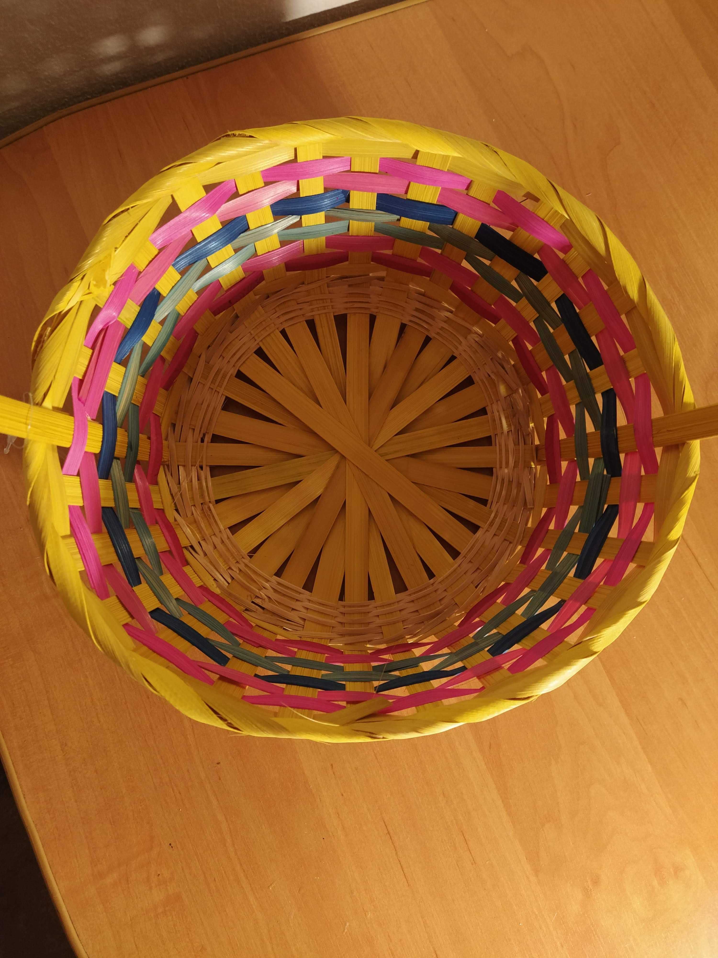 koszyk wiklinowy kolorowy