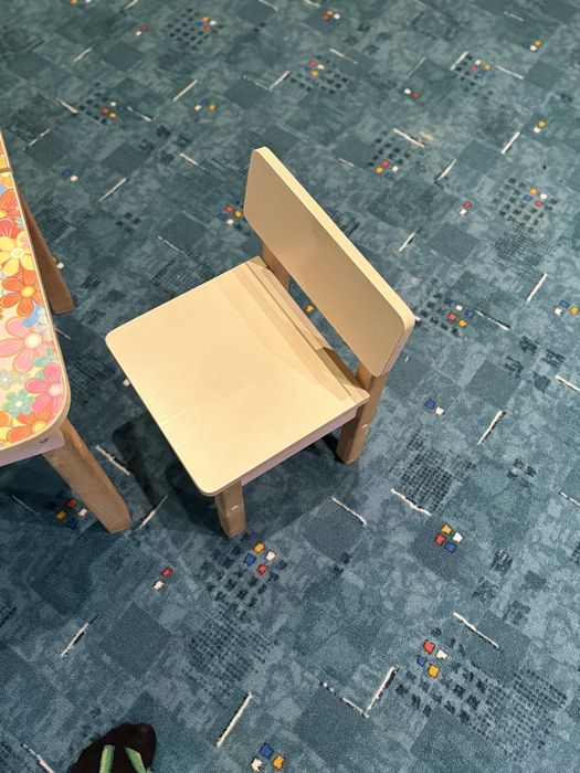 Стіл зі стільцями дитячій.