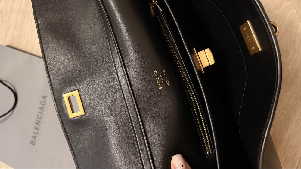 Чорна шкіряна сумка Balenciaga Medium 33 /23/12 см