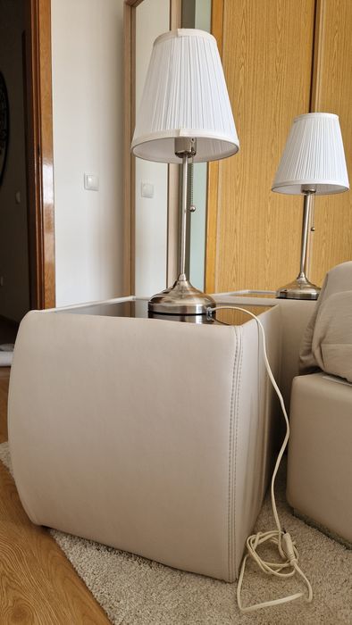 Mesas de cabeceira em pele sintetica e tampo de vidro