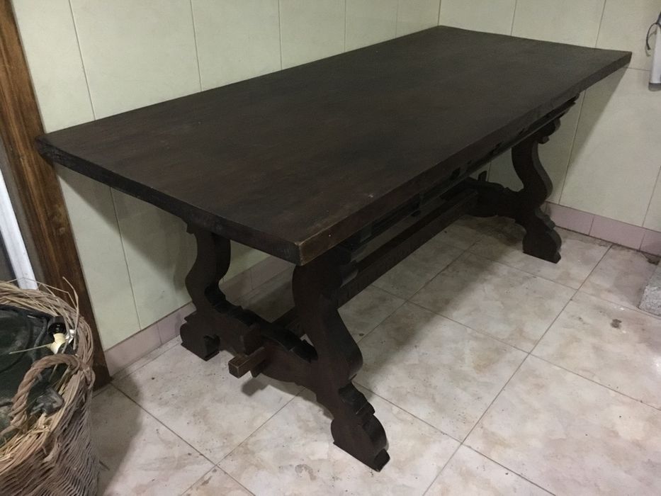 Mesa de Madeira Maciça e Cadeiras em Couro