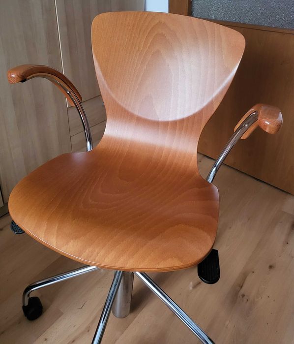 Krzesło - fotel, na kółkach z drewnianym siedziskiem