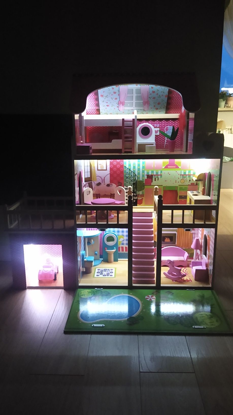 Willa z ogrodem i garażem - domek dla lalek z oświetleniem KINDERPLAY