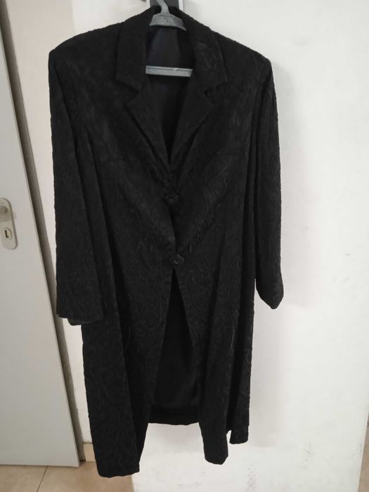 Casaco preto comprido brocado, para cerimónia.