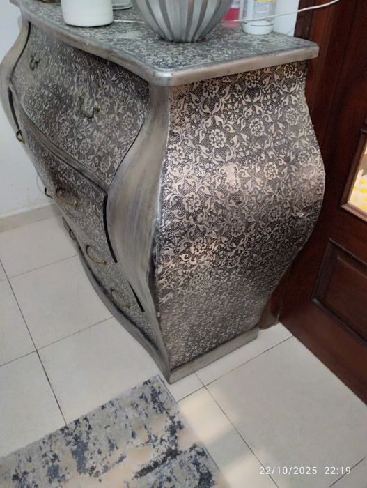 Comoda em madeira e forrada a latão , negociável