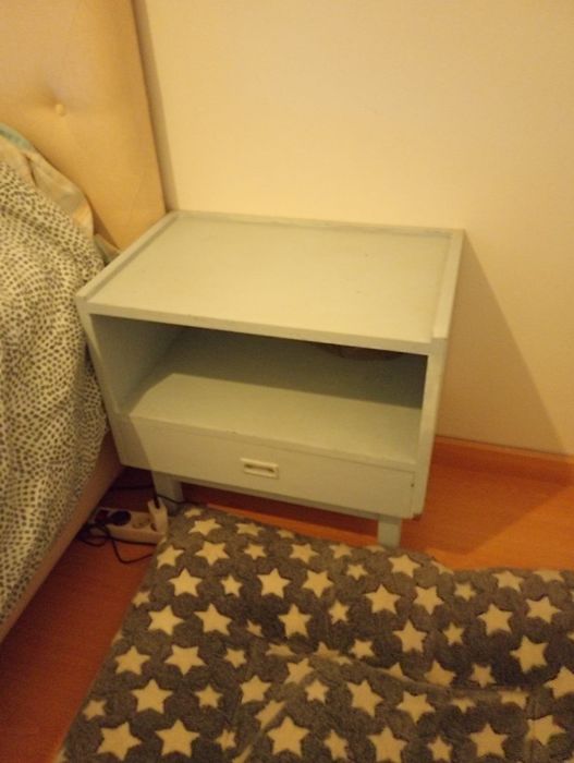 2  mesas de cabeceira azul claro