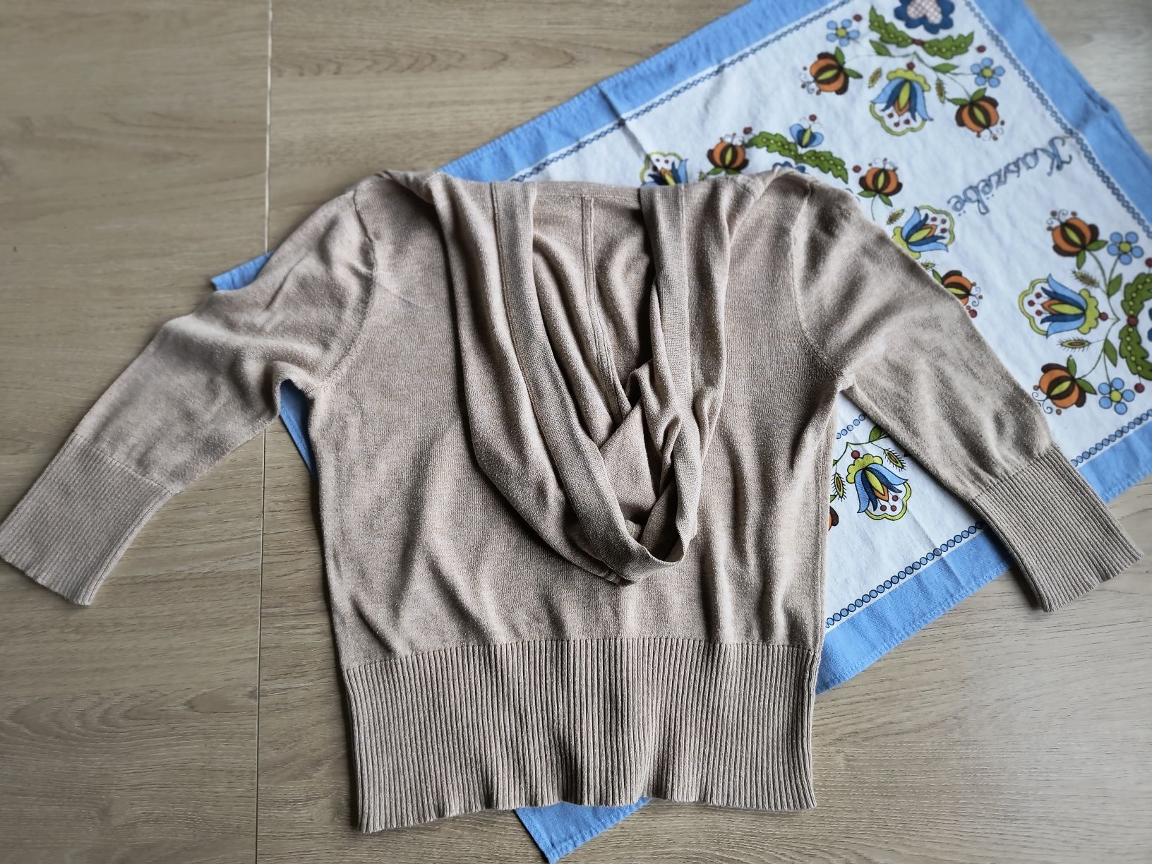 Abercrombie & Fitch cieniutki sweterek z kapturem