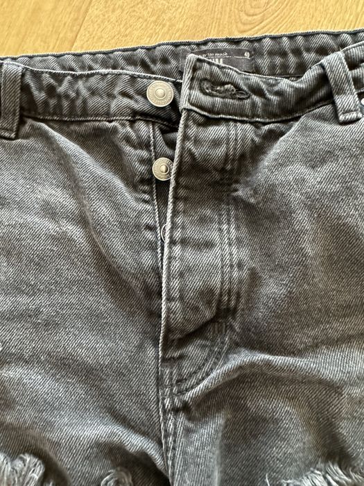 Czarne, postrzepione spodenki Sinsay 40, guziki