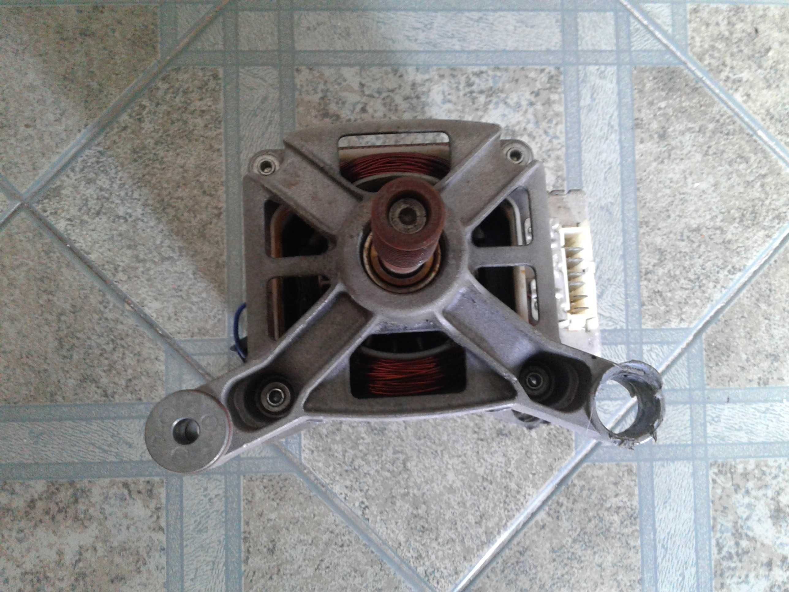 Motor de máquina de lavar roupa Whirlpool, em muito bom estado!