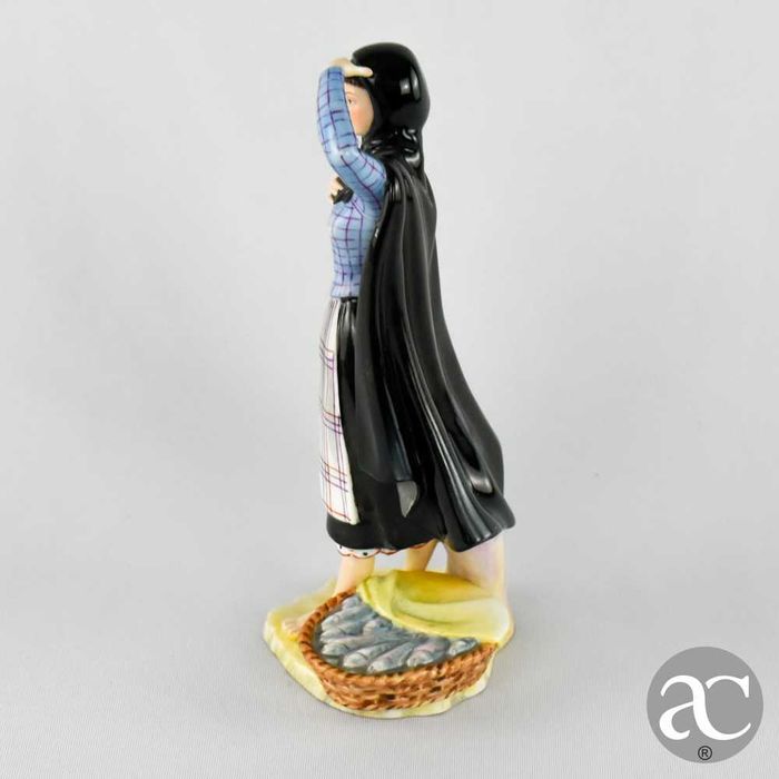 Figura Feminina biscuit Vista Alegre Trajes Regionais “Estremadura”