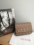 Mała torebka crossbody nerka monogram Guess Nowa